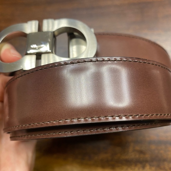 Like New! Salvatore Ferragamo reversible and adjustable Gancini belt - Picture 6 of 10